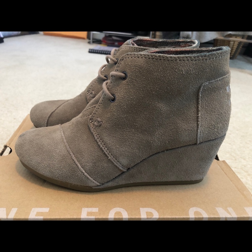 🚺 TOMS Desert Wedge Taupe Suede Booties (sz. 7.5)